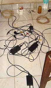 Viele Kabel und Netzteile auf dem Boden meines Zimmers in Bali