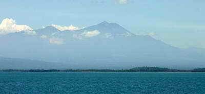 Der über 3700 Meter hohe Vulkan Rinjani von der Fähre aus gesehen am Tag meiner Ankunft auf Lombok
