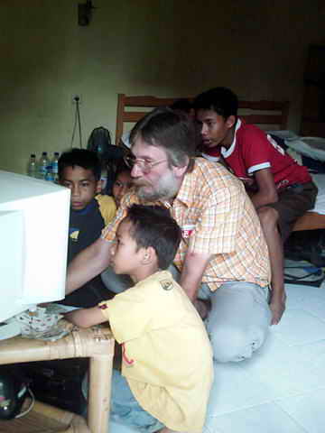 Jürgen und drei Mittelschüler vor dem neu angeschafften Computer.