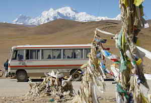 Bus am Pass; hinten der Achttausender Shishapangma