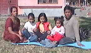 Das Mädchen mit seiner Familie vor der Operation im Garten der Klinik.