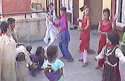 Tanzende Mädchen auf der Dachterrasse vor meinem Zimmer.