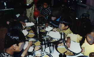 Einige Kinder beim Reis-Essen (2x täglich; mit Nachschlag).